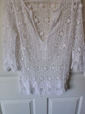 Brittany Black Lace V-Neck Blouse in White Small Like New